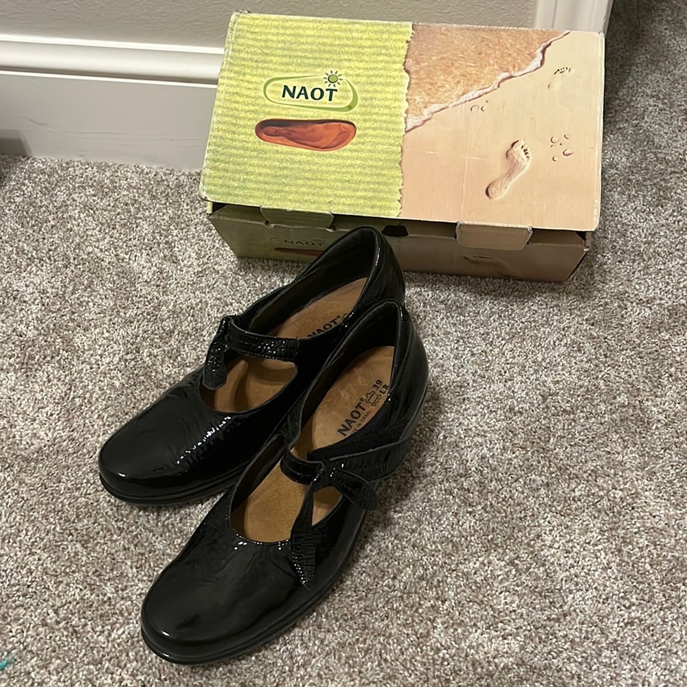 Very comfortable work shoes .